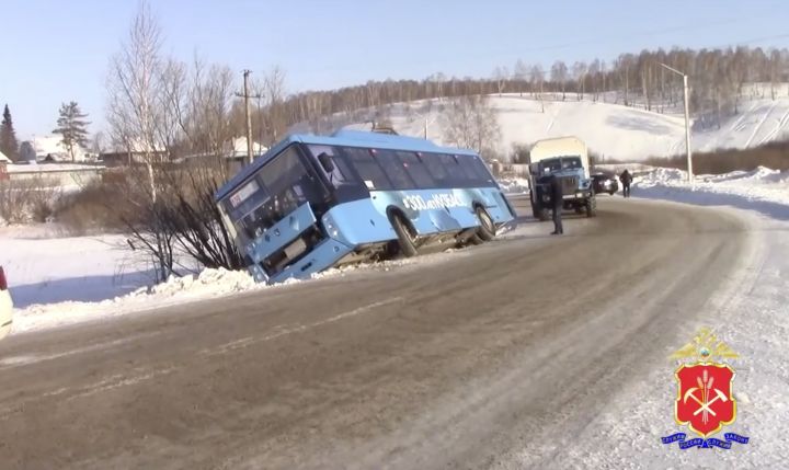 Автобус с 30 пассажирами оказался в кювете в кузбасском городе