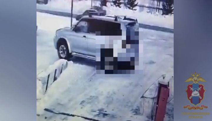Автомобилист наехал на женщину на парковке в Кузбассе