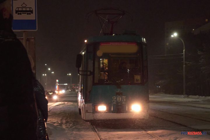 Неисправный автобус парализовал движение трамваев в Кемерове