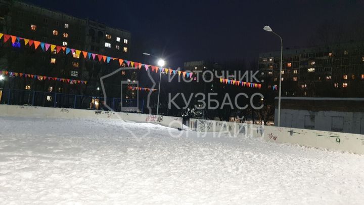Хоккейная коробка в Новокузнецке в январе оказалась засыпана снегом