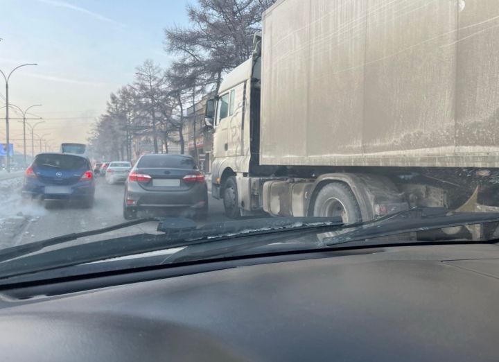 Легковушка и грузовик столкнулись на проспекте в Кемерове