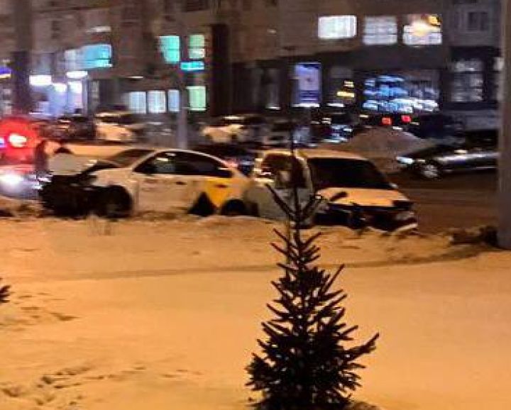 Жесткая автомобильная авария с машиной такси произошла в Новокузнецке