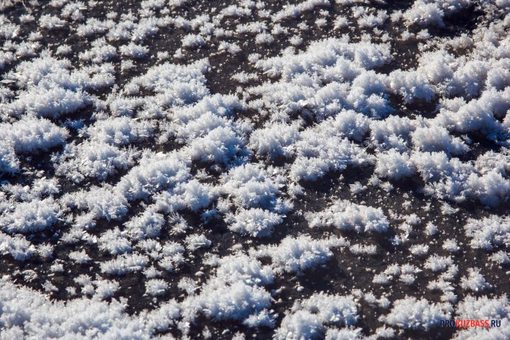 Жители кузбасского города пожаловались на «черный» снег