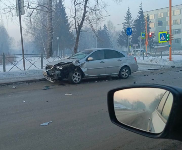 Лобовое ДТП с легковушками произошло на перекрестке в Кемерове
