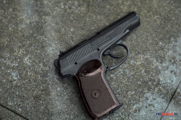 Новокузнечанин выстрелил из пистолета в гостях у знакомого из-за спора