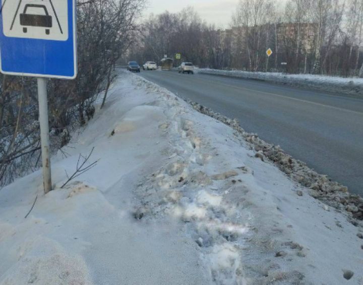 Заснеженная пешеходная тропинка у дороги стала угрозой для жизни пешеходов в Кемерове