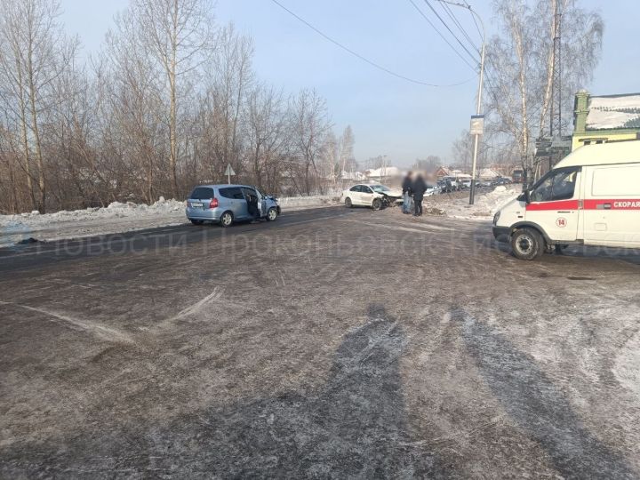 Две попавшие в ДТП машины спровоцировали пробку в кузбасском городе