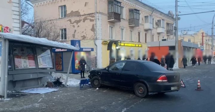Две женщины и ребенок пострадали в ДТП с вылетевшей на остановку легковушкой в Кемерове