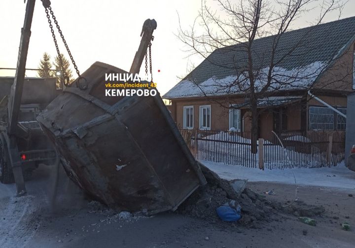 Мусоровоз засыпал отходами улицу в Кемерове 