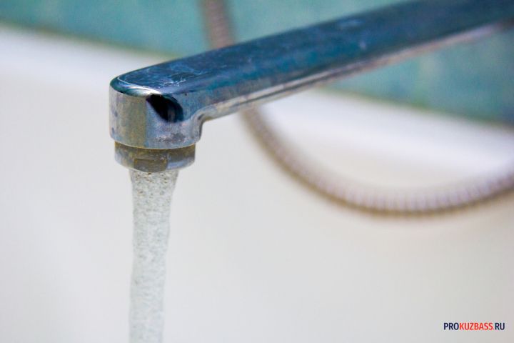 Холодная вода пропала в некоторых домах в Новокузнецке из-за повреждения на водопроводе