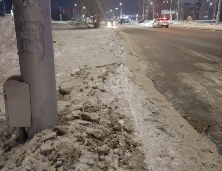 «Можно все кости поломать»: кемеровчане пожаловались на забросанные снегом тротуары
