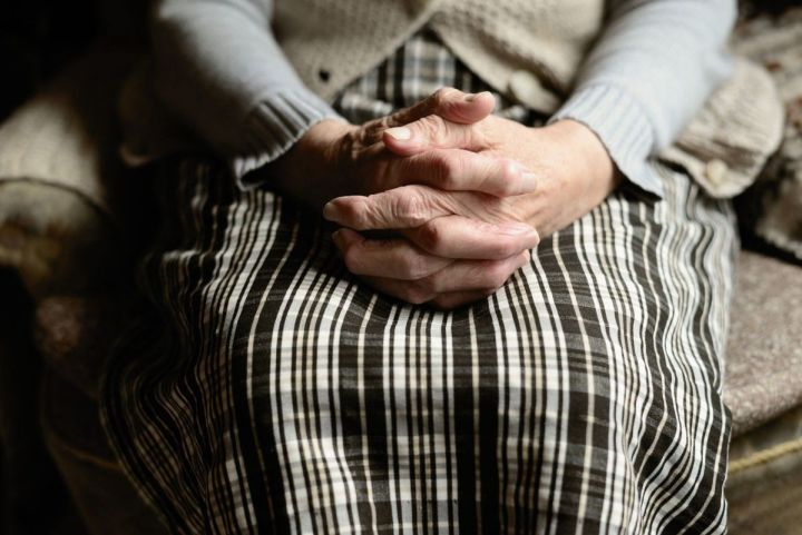 Соцсети: пенсионерка в Кузбассе ловко обокрала женщину в поликлинике