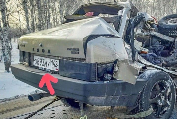 Самосвал полностью уничтожил легковушку молодого водителя в Кузбассе