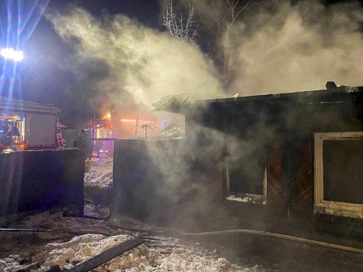 Новокузнечане с детьми ночью оказались на улице из-за пожара в частном доме