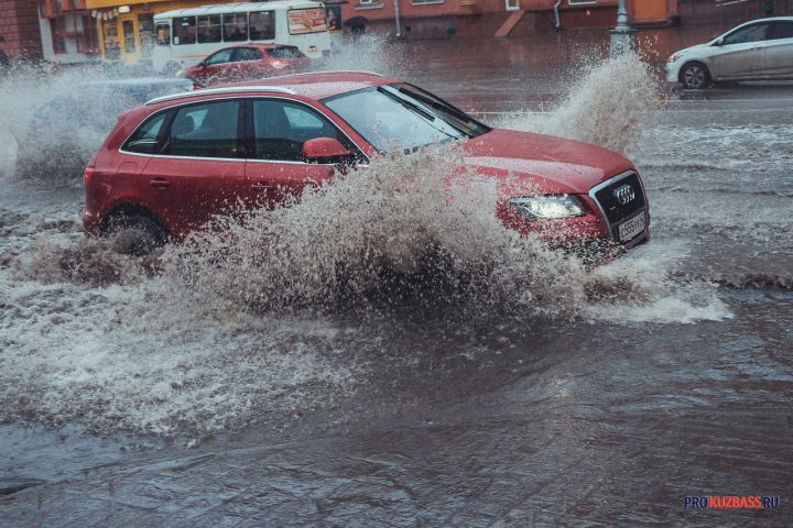 Автомобильное кольцо в Новокузнецке ушло под воду из-за коммунальной аварии