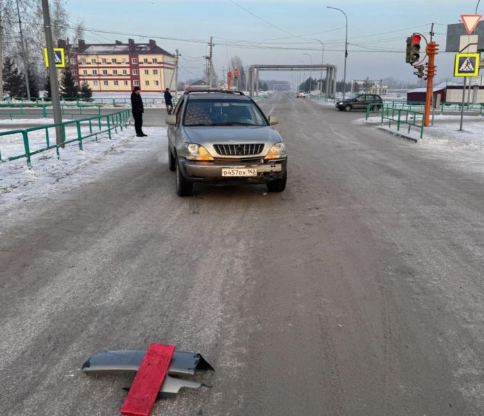 Водитель Lexus сбил двоих малолетних детей на пешеходном переходе в Кузбассе