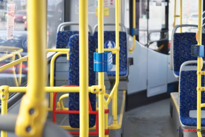 Водитель автобуса в Кузбассе устроил для своих пассажиров «квест» с закрытой дверью
