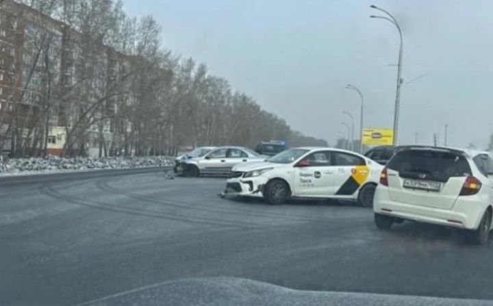 Массовое ДТП с такси произошло на оживленной улице в Кемерове