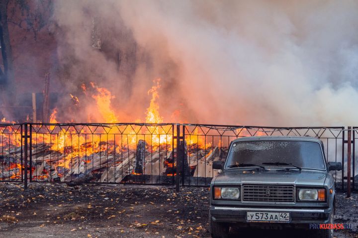 Пожар разгорелся возле многоквартирных домов в кузбасском городе