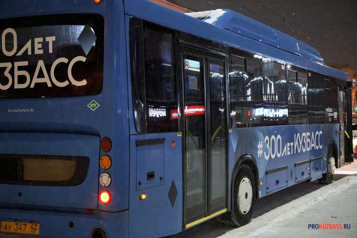 Соцсети: транспортники в Новокузнецке выпустили на рейс автобус с разбитым окном