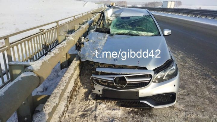 Пассажиры иномарки получили травмы в ДТП с «ГАЗелю» на кузбасской трассе