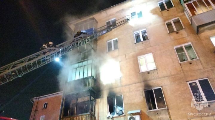 Пять человек стали пленниками своих квартир во время пожара в Новокузнецке