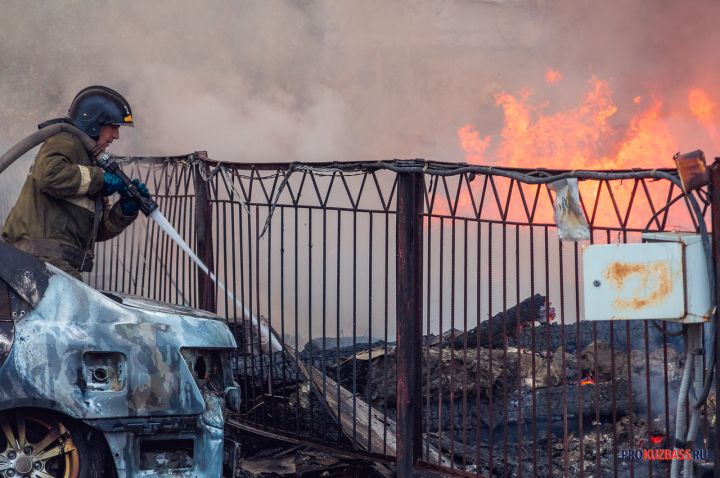 Грузовик загорелся на одной из улиц в Кемерове