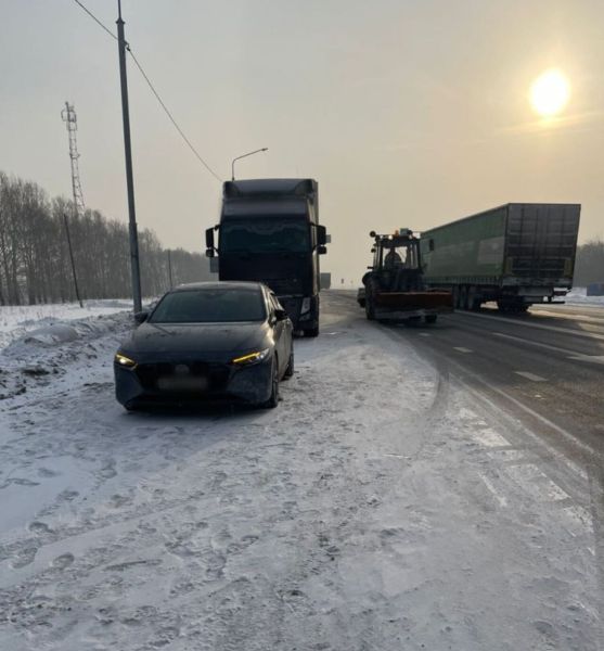 ГИБДД в Кузбассе раскрыла детали ДТП с проскочившей между двумя грузовиками легковушкой