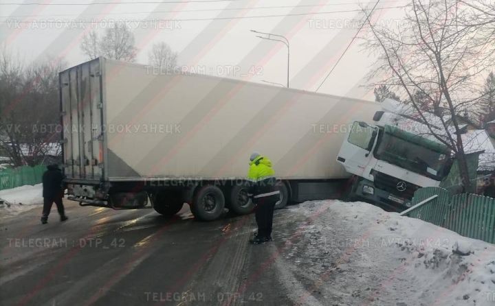 Попавшая в ДТП фура спровоцировала пробку на выезде из Новокузнецка