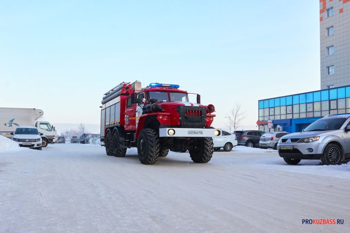 Пожарная машина с включенными маячками попала в ДТП на перекрестке в Новокузнецке