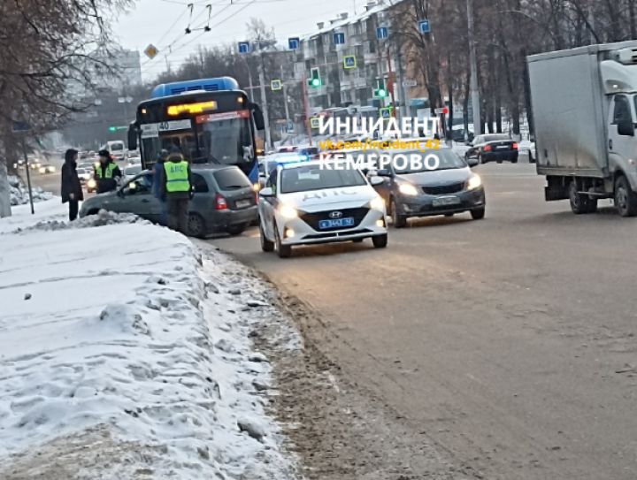Пассажирский автобус попал в ДТП на кемеровском перекрестке 