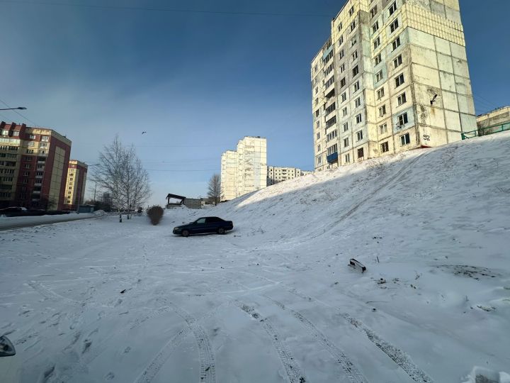 Опасный снежный спуск образовался у дороги в Новокузнецке