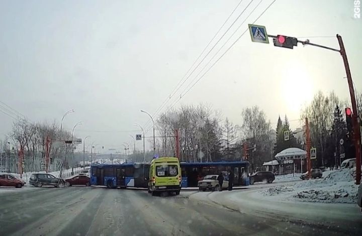 Очередное ДТП с автобусом произошло возле моста в Кемерове