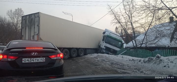 Видео с места ДТП с фурой на выезде из Новокузнецка появилось в Сети