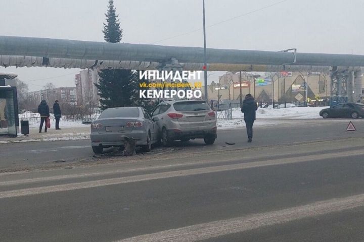 Два автомобиля получили повреждения после ДТП на перекрестке в Кемерове