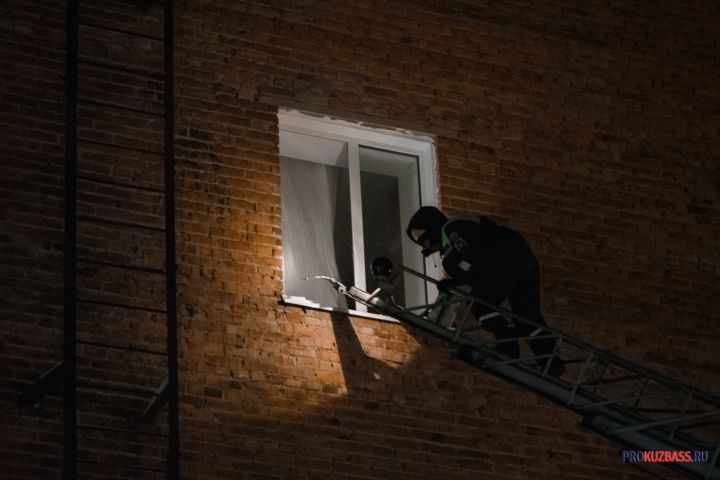 Серьезный пожар произошел в многоквартирном доме в Новокузнецке