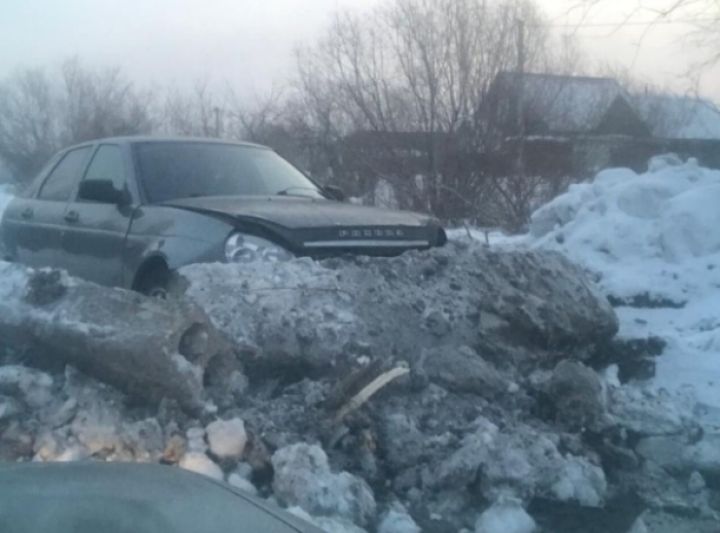 Водитель легковушки впечатался в появившийся на дороге бетонный блок в Новокузнецке
