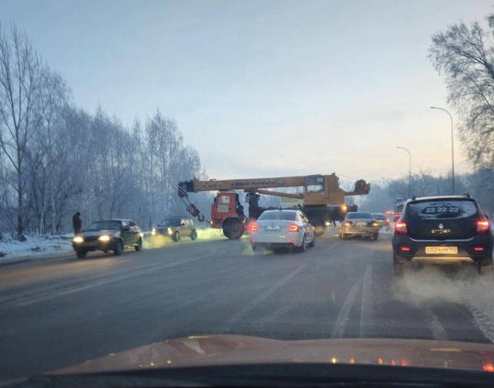 Соцсети: попавший в ДТП автокран перекрыл улицу в Кемерове