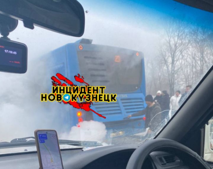 Еще один автобус загорелся около остановки в Новокузнецке
