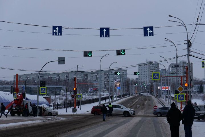 Дорожники включили реверсивное движение на Университетском мосту в Кемерове