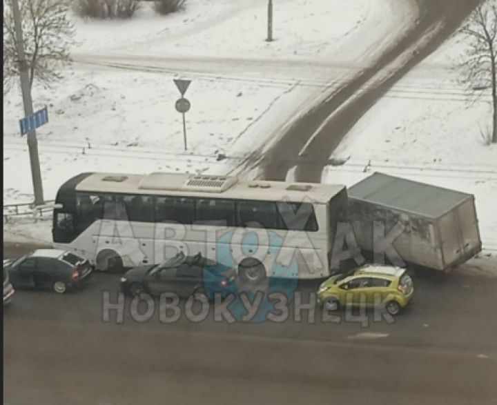 Грузовик протаранил автобус на оживленной улице Новокузнецка