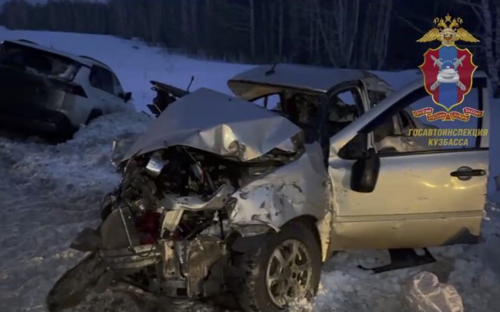 Водитель легковушки погиб в ДТП с тремя машинами на кузбасской трассе