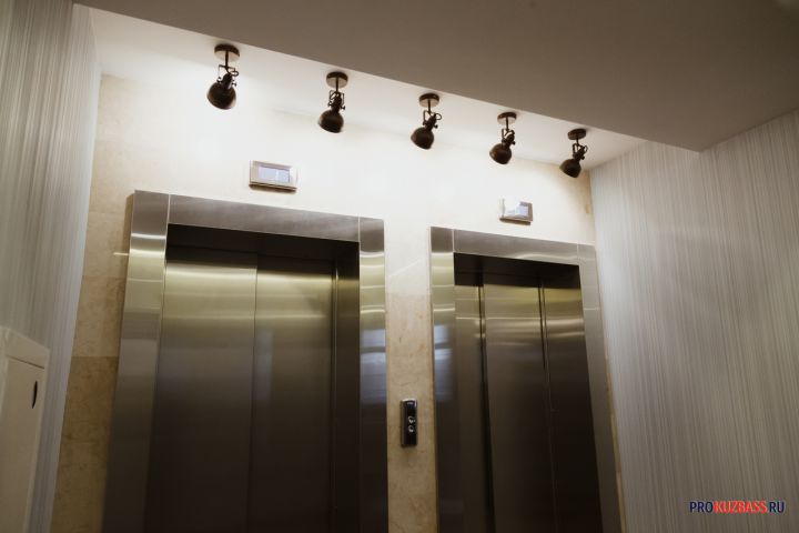 Жители девятиэтажки в Киселевске остались без лифта на восемь месяцев 