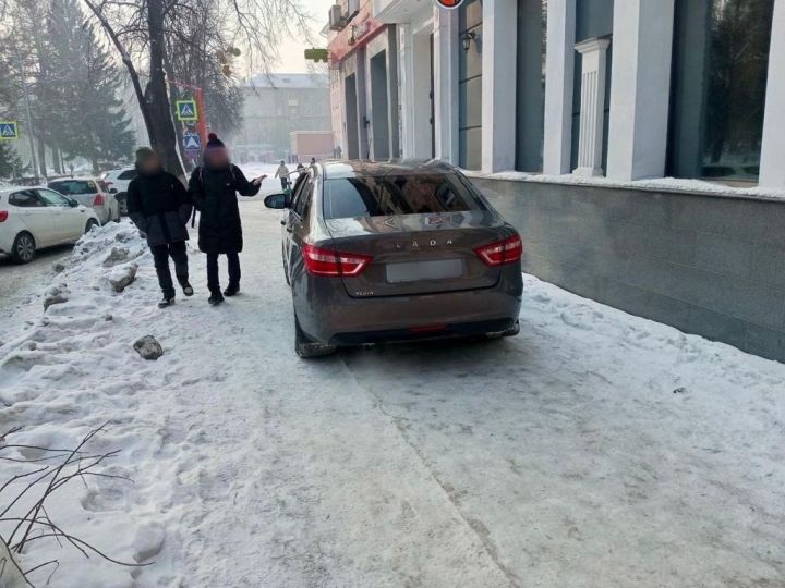 Автомобилист понес наказание за парковку на тротуаре в центре Кемерова