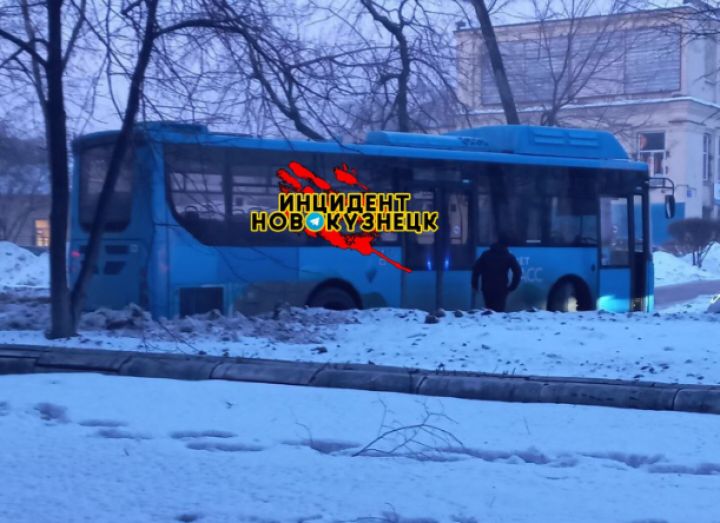 Автобус заблокировал проезд по одной из улиц в Новокузнецке 