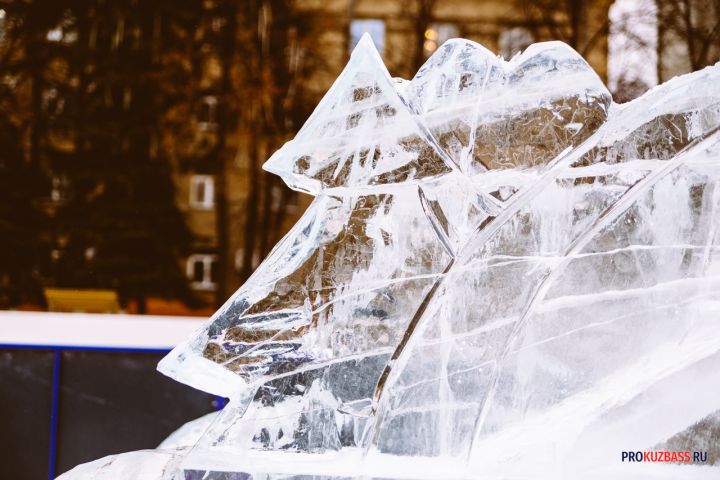 Ледяная горка в кузбасском городе пострадала от рук юных вандалов