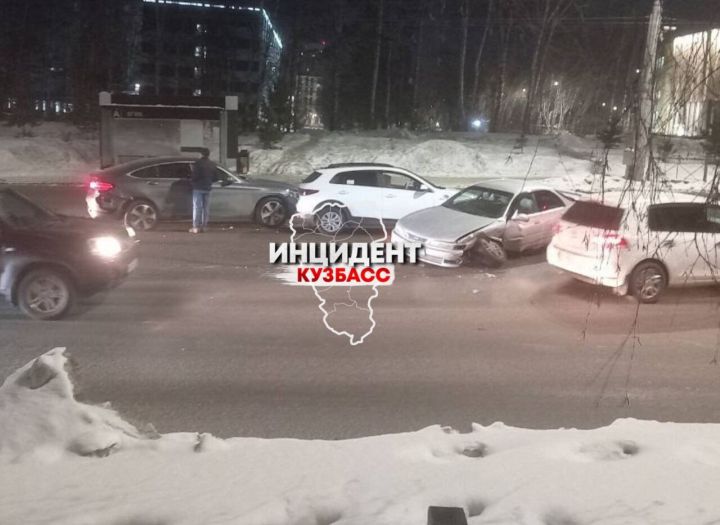 Соцсети: пьяный водитель устроил массовое ДТП на одном из перекрестков в Кемерове