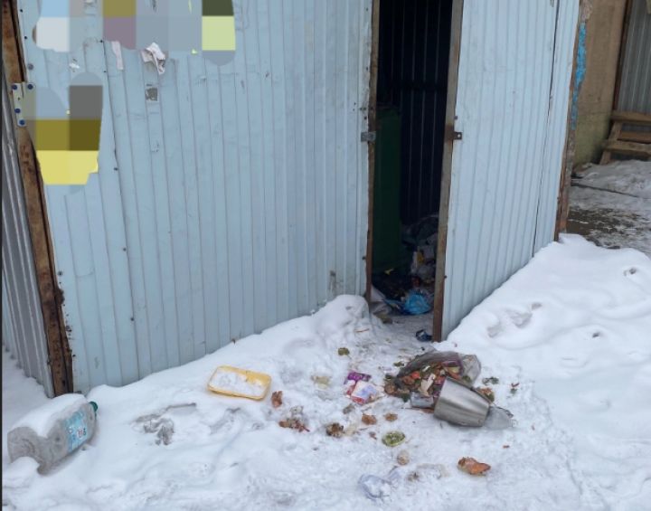 «Бегают крысы»: свалка возникла на проспекте в кузбасском городе после закрытия супермаркета