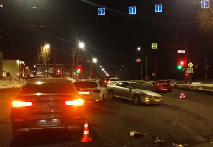 Один человек пострадал в ДТП с четырьмя машинами на проспекте в Кемерове
