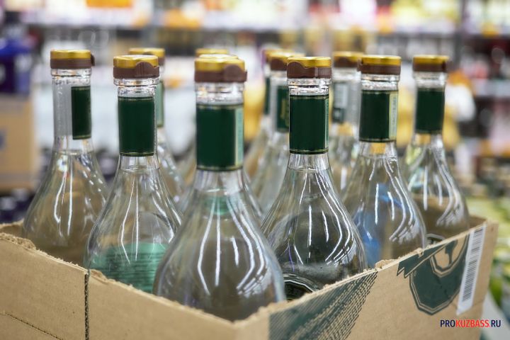 Правоохранители изъяли более 105 литров нелегального алкоголя из нескольких магазинов в Кузбассе